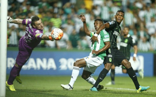 Coritiba lutou e buscou o gol o segundo tempo inteiro, esbarrando no goleiro, mas conseguindo o gol no final. Foto: Hugo Harada