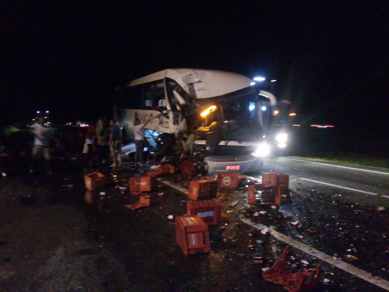 Grave acidente entre ônibus e carreta termina com motorista morto ... - Tribuna do Paraná