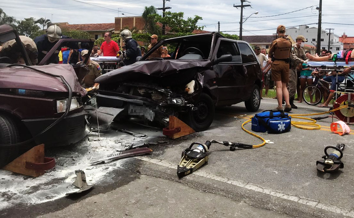 Motorista fica preso nas ferragens em grave acidente em avenida ... - Tribuna do Paraná (Inscrição) (Blogue)