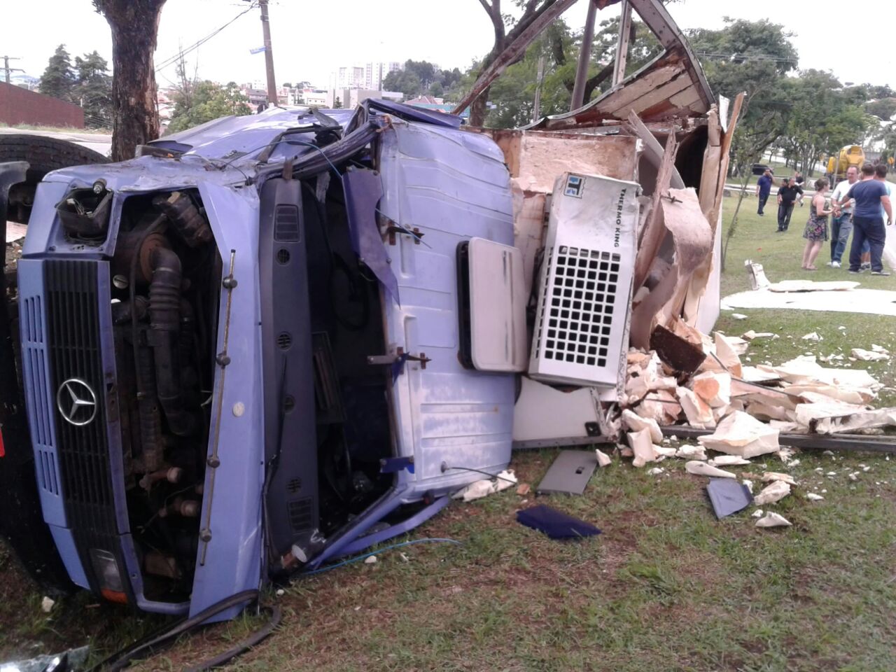 Pancada deixa caminhão destruído em avenida de Curitiba - Tribuna do Paraná (Inscrição) (Blogue)