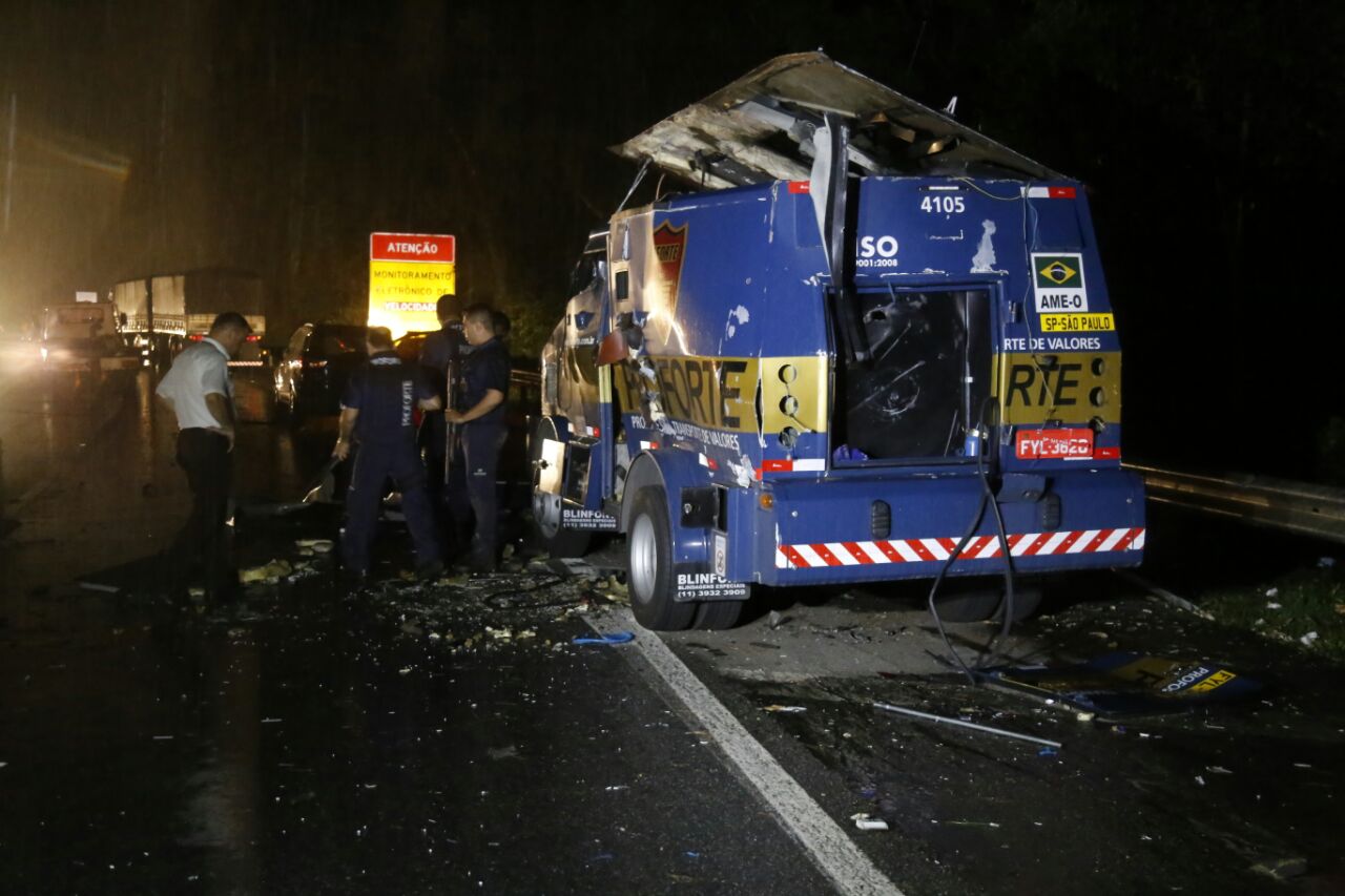 Bandidos fazem emboscada e detonam carro-forte na BR-277 - Tribuna do Paraná (Inscrição) (Blogue)
