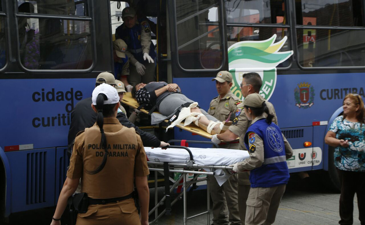 Acidente grave entre carro e ligeirão deixa onze feridos - Tribuna do Paraná