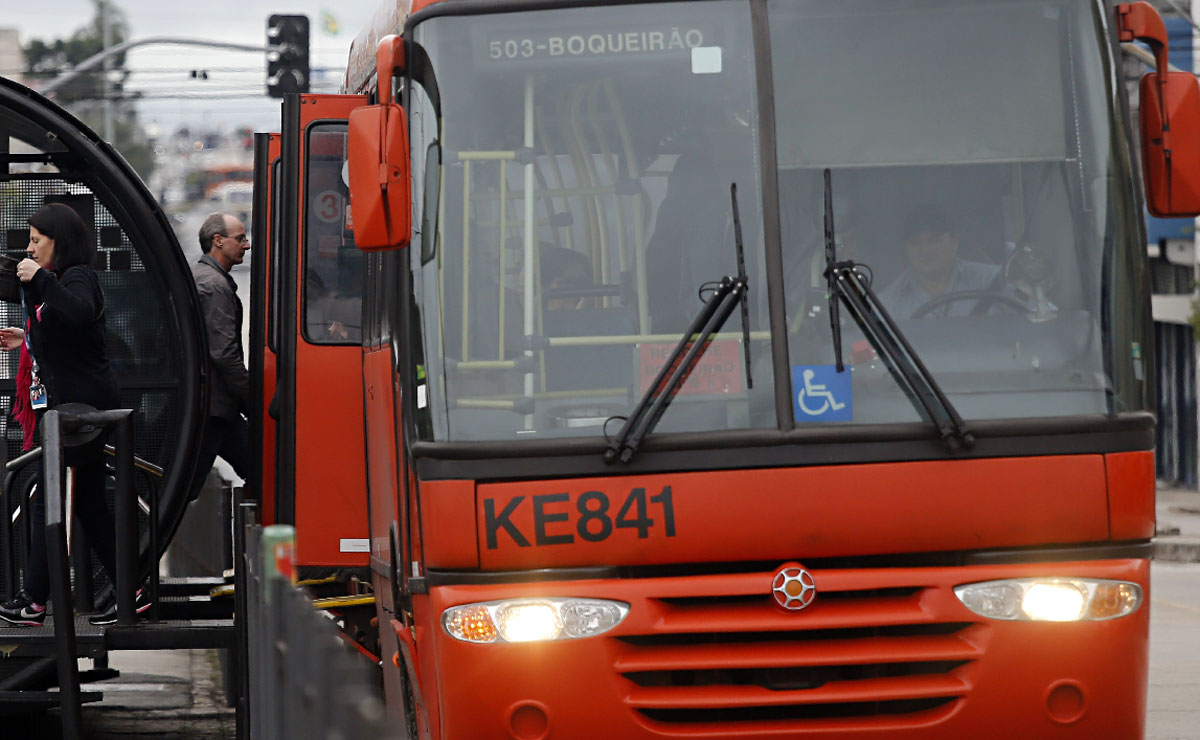 Urbs diz que negocia com as empresas a troca dos ônibus 'vencidos'. Fotos: Felipe Rosa.