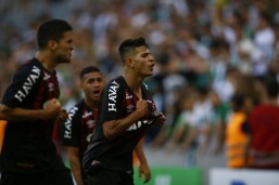 Bruno Guimarães comemora gol pelo Atlético. Foto: Albari Rosa.