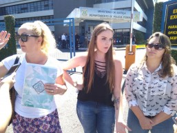 As três moradoras pediram solução à Polícia Federal. Foto: Tribuna do Paraná.