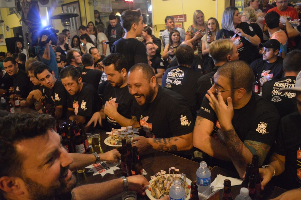 O vencedor comeu 25 rollmops em 5 minutos; competição mobilizou torcidas. Feto: Divulgação