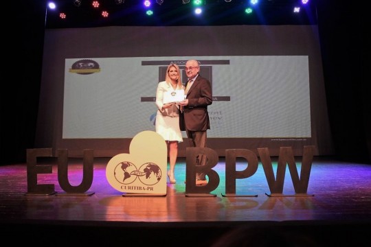  O fundador da De Bernt, consultor e headhunter Bernt Entschev, e a presidente do BPW Curitiba, Lucyanna Lima Lopes. Foto:Divulgação