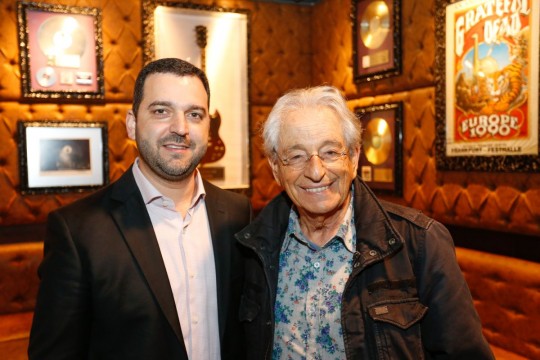 Ex-deputado federal fez relações entre política e economia em evento realizado pela ADVB Na foto o presidente da ADVB-PR, Eduardo Jaime, e Fernando Gabeira. Foto: Divulgação