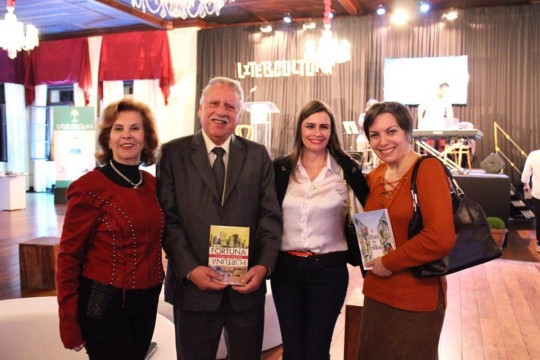  Maria Helena Azevedo; o presidente do Centro de Letras do Paraná, Ney Ferracini, a escritora, Cassia Cassitas e Marion Muggiati. Foto: Divulgação