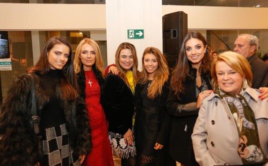 Alexia Taques, Vanessa Taques, Sabrina Iglesias, Valentina Taques, Manoella Taques e Gilda Guimarães Pereira no badalado coquetel de apresentação da Galeria Guimarães & Cia. Foto: Divulgação