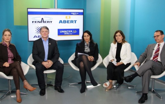  Ticiane Bronze (Diretora Institucional da Aerp),  Benhur Gaio (Reitor da Uninter),  Teresa Azevedo (Diretora de comunicação da Abert),   Mônica Pereira (Vice-presidente da Fenaert), Marcio Villela (Secretário de Estado da Comunicação Social). Foto: Divulgação