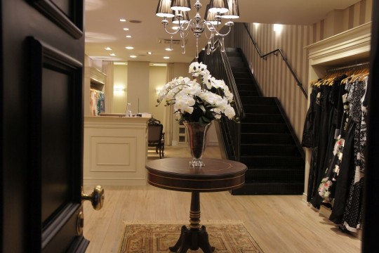 Com um ambiente sofisticado, a Habillé Plissé é decorada em tons de nude e preto, e tem como público-alvo predominante mulheres entre 22 e 45 anos