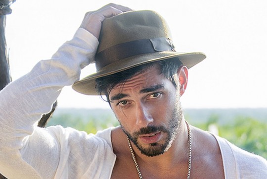 O trabalho, realizado em Tulum, no México, traz o badalado modelo, apresentador e empresário Fernando Kamana sob as lentes de Mauricio Sahagun. Foto Divulgação