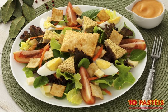 Leves, saborosas e saudáveis, as saladas são a aposta da franquia paranaense. Na foto salada de frango empanado. Foto: Divulgação
