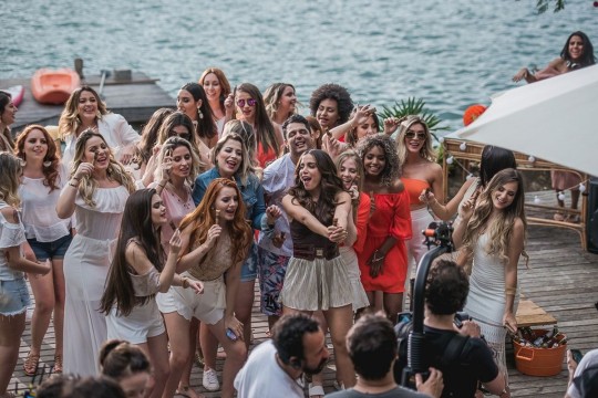 Jessica Belcost e outras influenciadoras digitais gravando o clipe "Sim ou não" com a cantora Anitta para marca Niely Gold. Foto: Divulgação