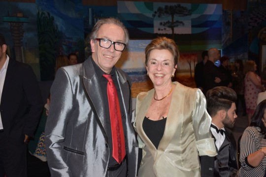 Exposição teve curadoria do marchand Marcelo Baz e obras de artistas convidados. Na foto Angelo Hasse e Mercedes Ritzmann, artista plástica. Foto: Bebel Ritzmann