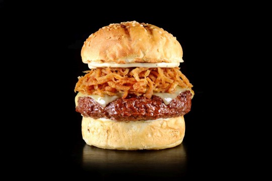 New Yorker Ramone (R$ 21,90), com hambúrguer acompanhado de mussarela, cebola crispy e maionese lemon pepper. Foto: Divulgação