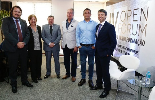 Diretores Open Fórum (2): juiz Augusto Gluszczak Júnior, Maria Cristhina (Gerente de Projetos do SESI), Dr. Evandro Vianna (diretor Superintendente da Ecovia), médico Dirceu Rodrigues (diretor da Associação Brasileira de Medicina de Tráfego), sociólogo Eduardo Biavati e, Caique Ferreira, diretor de Comunicação da Renault do Brasil. Foto: Divulgação
