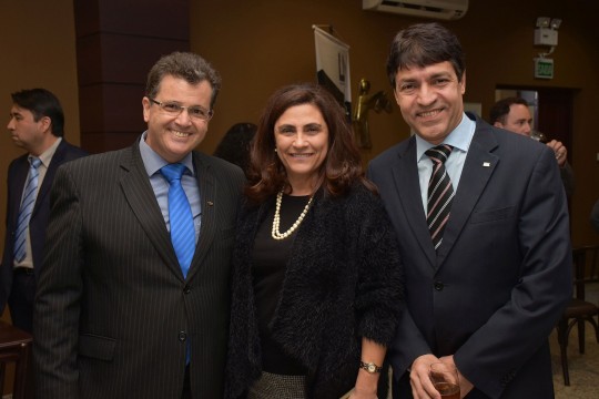 O diretor presidente da OABPrev-PR, Wellington Silveira, a secretária-geral da CAA-PR, Márcia Maluf, e o presidente Artur Piancastelli. Foto: Bebel Ritzmann
