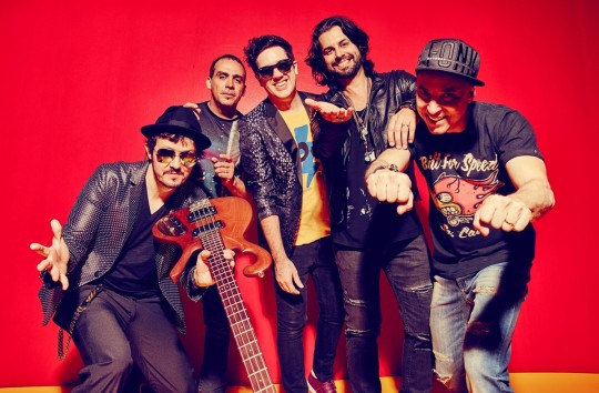 “No ano em que comemora 20 anos de sucesso, a banda mineira está na estrada com seu novo show ´Pancadélico Tour 2016´, de divulgação do seu recém-lançado disco. A apresentação inédita na cidade está marcada para o próximo dia 07 de outubro no palco do Guairão”.