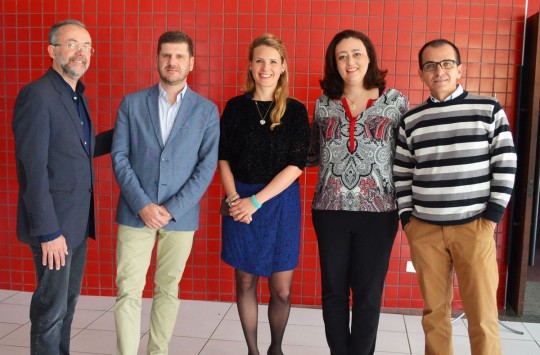 Luciano Bartolomeu, diretor executivo da Abrasel no Paraná; Ronaldo Casagrande, diretor do Centro Tecnológico Positivo; Nicola Gryczka, diretora de projetos institucionais da Gastromotiva; Ana Paula Maltauro, professora de Gastronomia do Centro Tecnológico Positivo e coordenadora do Gastromotiva Curitiba com o coordenador do curso de Gastronomia, Ailton Almeida. Foto: Divulgação