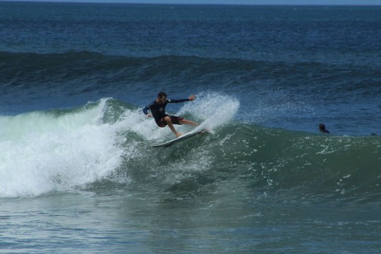 Com 37 anos, Malachini surfa há 20. Já realizou viagens específicas para a prática do esporte com destino ao Chile, Costa Rica e Nicarágua. Foto: Divulgação