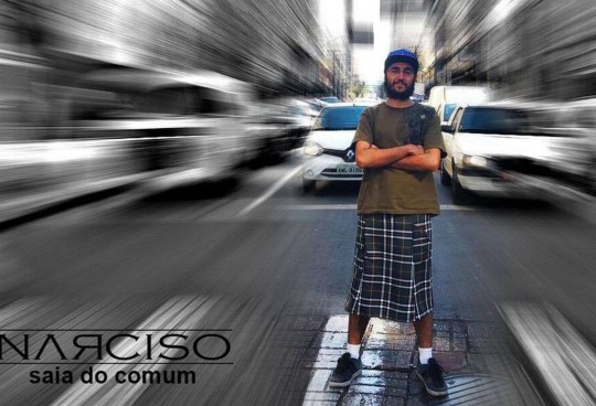 Com bolsos e zíperes, as peças são produzidas individual e artesanalmente, pensadas para o homem moderno