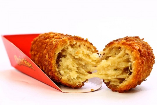 Franquia também conta com atendimento de balcão, com produtos como batata frita com molho especial servida no cone e hambúrgueres. Foto: Divulgação