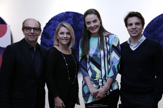 Waldir Simões de Assis e Flávia Simões, da Galeria Simões de Assis, Ana Amélia Cunha Pereira Filizola, diretora da Gazeta do Povo, e Guilherme Simões de Assis, da SIM Galeria. Foto: João Pedro Novochadlo