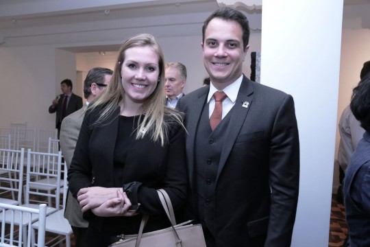 Luiza Tocchetto e Gustavo Silvino, gerente regional da Amcham. Foto: João Pedro Novochadlo