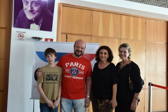 O Reitor da UFPR Ricardo Fonseca levou seu filho para assistir a peça.