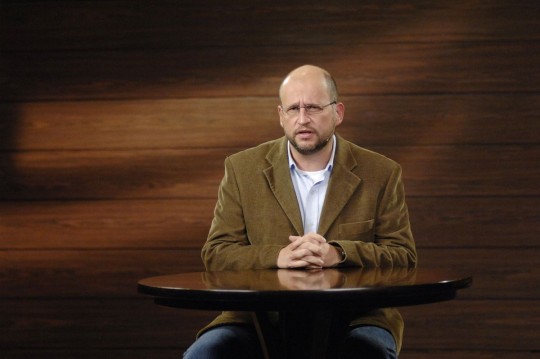 De forma didática, escritor torna divertidos os assuntos mais complicados e estimula o público a pensar sobre questões da atualidade com independência. Foto: Divulgação