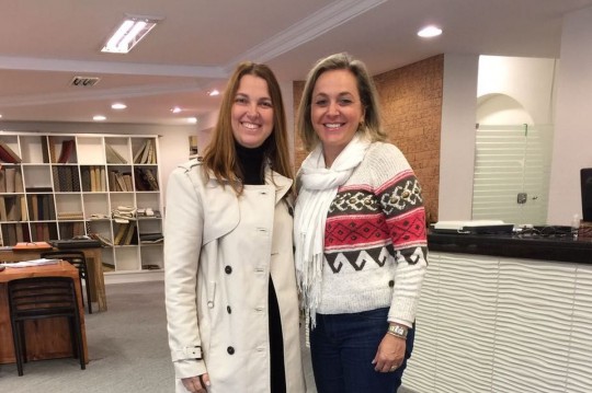 Camila Dalabona da Casa Nova Interiores e Karin Brenner. Crédito: Divulgação