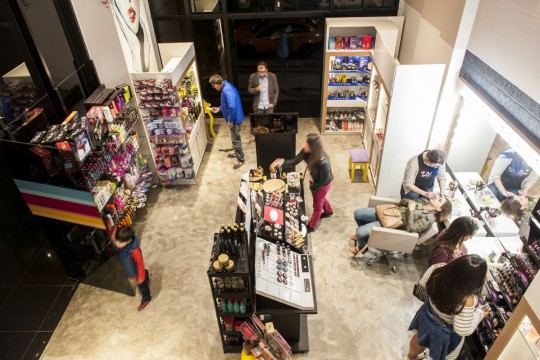 Há dois anos no mercado, o Studio Lilly oferece, marcas como, The Balm, Revlon, Océane, Granado, Maybelline, Bourjois Paris, Lola Cosmetics, L'Oréal e Dailus. Esta semana já chegaram novidades das marcas Luv Beauty, Kryolan, Marco Boni e INOAR. Foto: Divulgação
