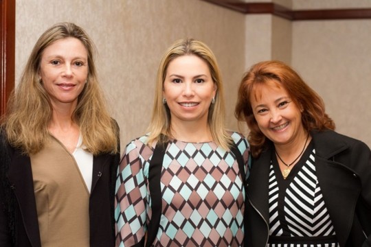  A dentista Angela Munhoz da Rocha Buschle, a jornalista Isabela França e a designer e produtora cultural Ana Camargo. Foto: Marianne Mousfi