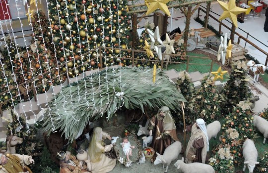 Empreendimento tem espaço reservado para apresentações de corais em meio à decoração de Natal. Conceito envolve visitantes de todas as idades