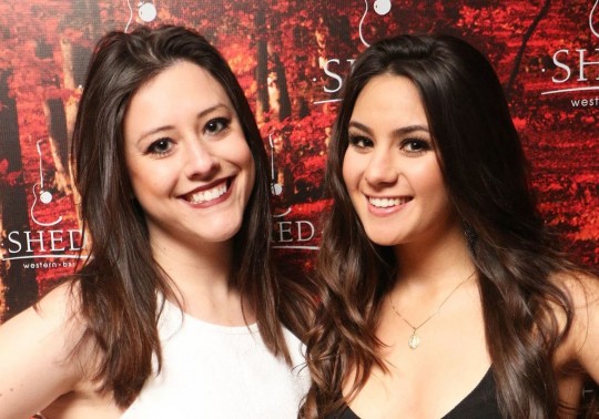 Banda realizou show na Shed Western Bar nessa quinta-feira (06). Na foto as convidadas Viviane Couto e Rafaella Pinheiro. Foto: Divulgação