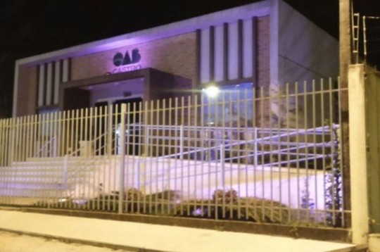 Pelo menos 27 subseções da OAB Paraná estão engajadas no movimento de prevenção e combate ao câncer de mama. Na foto a subseção de Castro iluminada. Foto: Divulgação