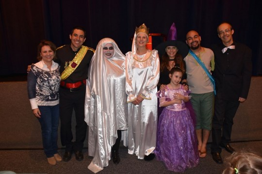 Peça será reapresentada, no próximo domingo (16), pelo grupo de teatro formado por advogados e dependentes em projeto desenvolvido pela CAA-PR. Na foto o Grupo de Teatro com a vice-presidente da CAA-PR Daniela Ballão Ernlund. Foto: Bebel