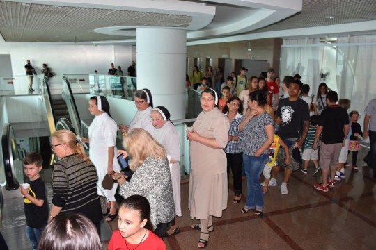 Fila da entrada da peça