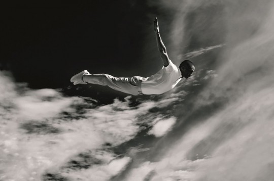           A VR - marca essencialmente masculina de alto padrão e qualidade, é destaque na capa da revista masculina GQ Brasil. O empresário Carlos Jereissati Filho é a estrela da edição de outubro e com look VR!. Foto: Divulgação