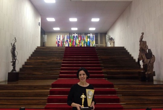 Prêmio Comunicação & Destaque 2016 nas mãos de Denise Meyer, diretora de marketing da Meliá Hotels International Brasil