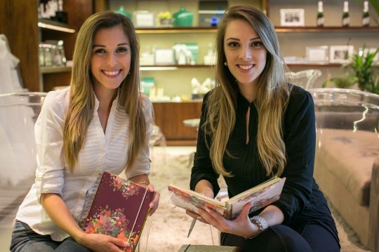 O produto auxilia nos preparativos para o casamento e serve como recordação deste grande momento. Na foto as empresárias Ilze Marie e Thais Araujo. Crédito: Divulgação
