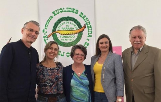 O diretor da Bienal Internacional de Curitiba, Ernesto Nunes Meyer; a escritora Eliane Martins Justi; a presidente da Academia Paranaense da Poesia, Lilia Souza; a escritora Cassia Cassitas; e o presidente do Centro de Letras do Paraná, Ney Ferracini Azevedo. Foto: Divulgação 