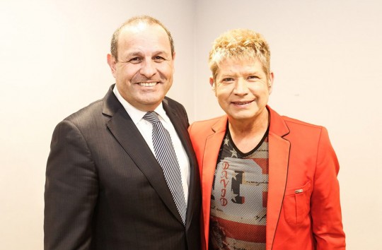 Luiz Carlos Borges da Silva, vice-presidente de Planejamento do Secovi-PR, acompanhado do cantor Roberto Leal. Credito: Valterci Santos