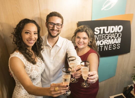 O brinde dos empreendedores Marcia Avelar Gallieri, Allan e Thalita Silva Barros. Foto: Rodrigo Favera