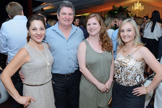 A arquiteta Cristiane Maciel, o diretor financeiro do Núcleo Paranaense de Decoração, Wilson Elias, Josiane Madalosso e a arquiteta Sony Luczyszyn. Foto: Gerson Lima