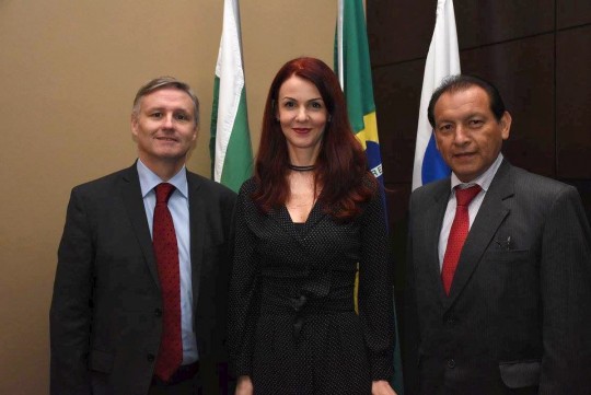 O presidente da Associação Europeia de Juízes e vice-presidente da União Internacional dos Magistrados, o desembargador português José Igreja Mattos; a juíza Flávia Viana e o presidente da Corte SuperIor de Lima no Peru e da Federação Latino-Americana de Magistrados, Oswaldo Ordoñez. Foto: Bebel