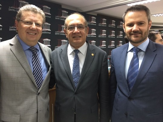 O constitucionalista e Presidente do Complexo de Ensino Superior do Brasil, professor Clèmerson Merlin Clève, o Presidente do TSE, Ministro Gilmar Mendes e o fundador da Acadêmica Brasileira de Direito Constitucional, Flávio Pansieri. Foto: Divulgação Unibrasil