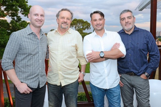  Maurício Dallabona, Eduardo Calcagnotto, o presidente do Núcleo Paranaense de Decoração, Fabio Pacheco, com o empresário Alexandre Lara. Foto: Gerson Lima
